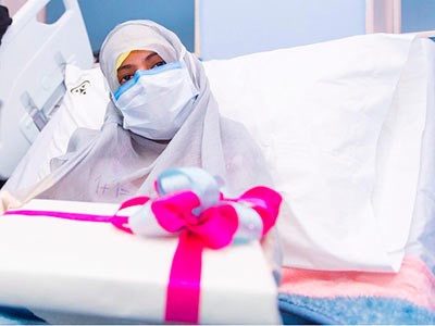 بالفيديو.. أمير القصيم قبّل رأس طفلة مصابة بالسرطان وأهداها سيارة