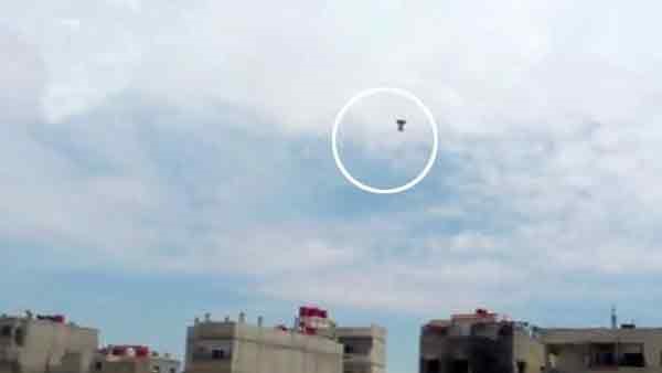 بالفيديو.. لحظة سقوط برميل متفجر بسرعة هائلة في داريا