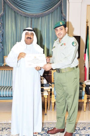 الشيخ مشعل يكرم المقدم يوسف هليل﻿