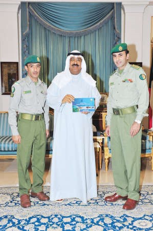 الشيخ مشعل يكرم النقيب فيصل جاسم ووكيل ضابط جراح الهطلاني﻿