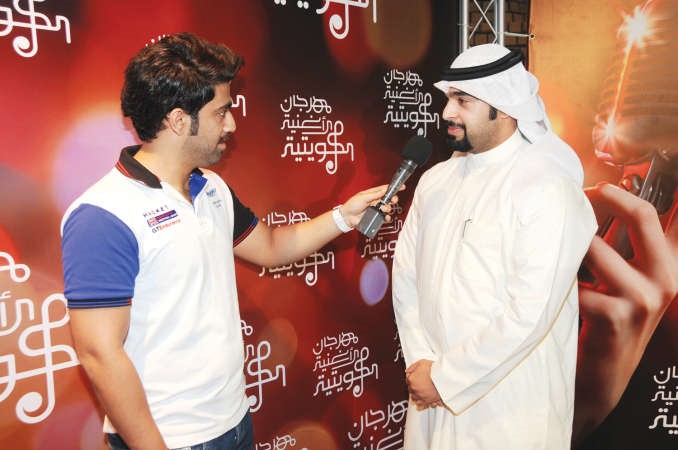 مذيع الربط الفنان خالد بوصخر مستضيفا احد المواهب