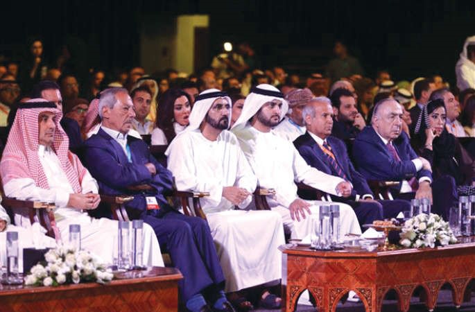 الشيخ محمد بن راشد متقدما الحضور خلال جلسة وليد الابراهيم