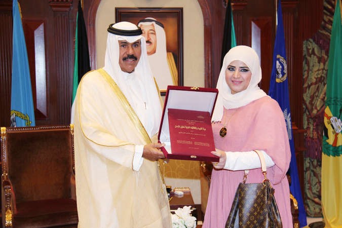 سمو ولي العهد يتسلم رسالة الدكتوراه من دشروق بدر الخالدي ﻿