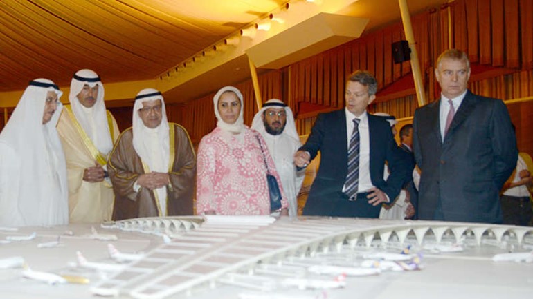 الامير اندرو خلال اطلاعه على مشروع المطار ﻿