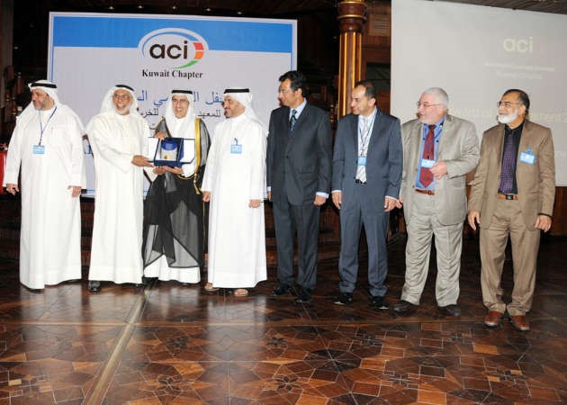 م عبدالعزيز الابراهيم ود سعود العتيبي يكرمان د حسن السند﻿