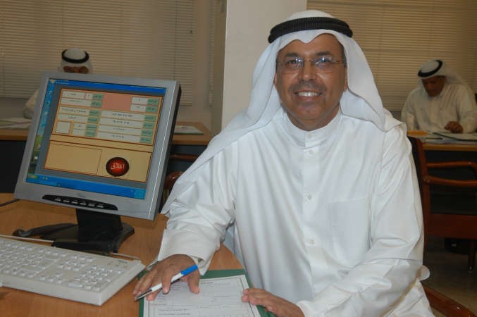 خليفة الخرافي اثناء عملية الترشح
