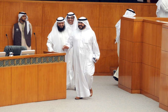 سعدون حماد وداحمد بن مطيع ومبارك الخرينج لحظة دخولهم القاعة
