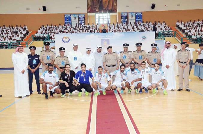 الفريق الفهد يتوسط العميد محمود الطباخ وعددا من الضباط مع فريق الامن الجنائي﻿