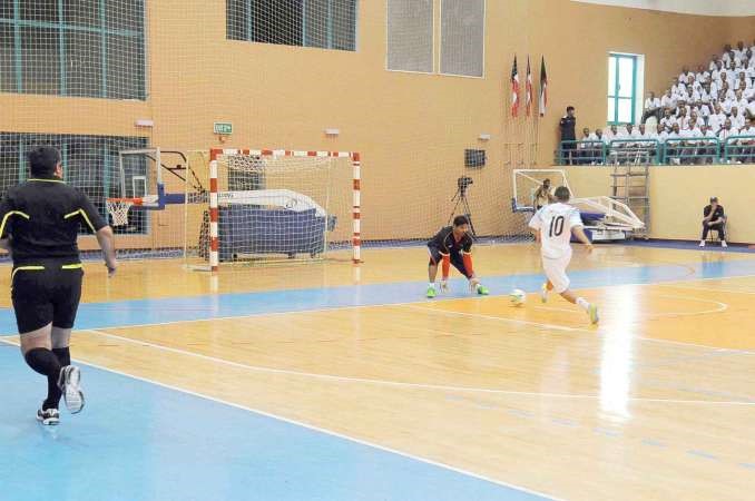 انفراد لاحد لاعبي الامن الجنائي على مرمى الامن الخاص﻿