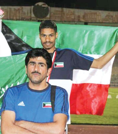 مبارك قمبرحاملا العلم