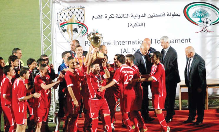 لاعبو فلسطين يحملون كاس البطولة ﻿