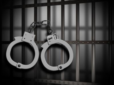 يشرع بقتل صديقته بعد يومين على خروجه من السجن