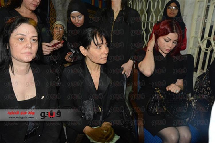 بالفيديو والصور.. هيفاء وهبي ومحمد منير يعزيان أسرة حسين الامام