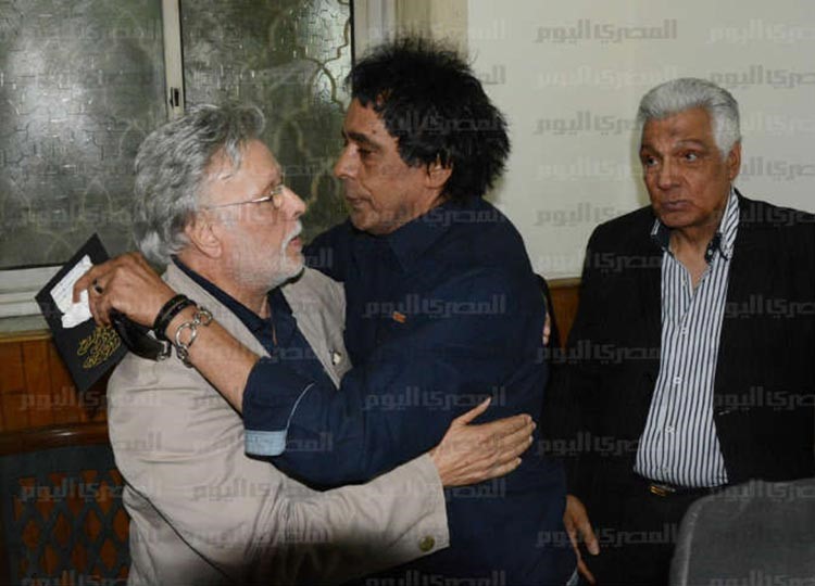 بالفيديو والصور.. هيفاء وهبي ومحمد منير يعزيان أسرة حسين الامام