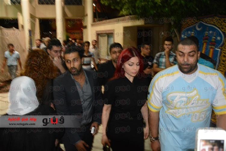 بالفيديو والصور.. هيفاء وهبي ومحمد منير يعزيان أسرة حسين الامام