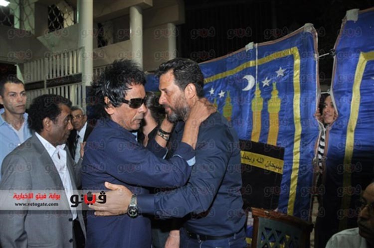بالفيديو والصور.. هيفاء وهبي ومحمد منير يعزيان أسرة حسين الامام