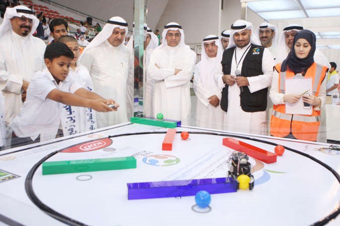  الوزير المليفي يتابع المنافسات بين الطلبة﻿