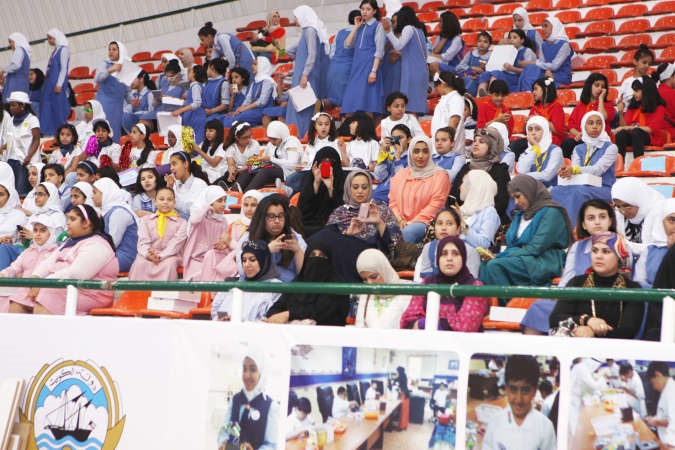 جمهور كبير من اولياء الامور يتابع فعاليات المسابقة﻿