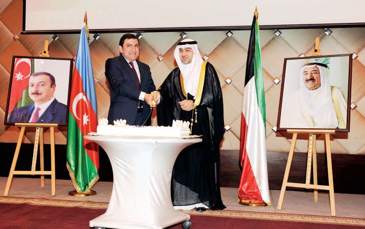 ياسر ابل يشارك سفير اذربيجان قطع كعكة الاحتفال﻿