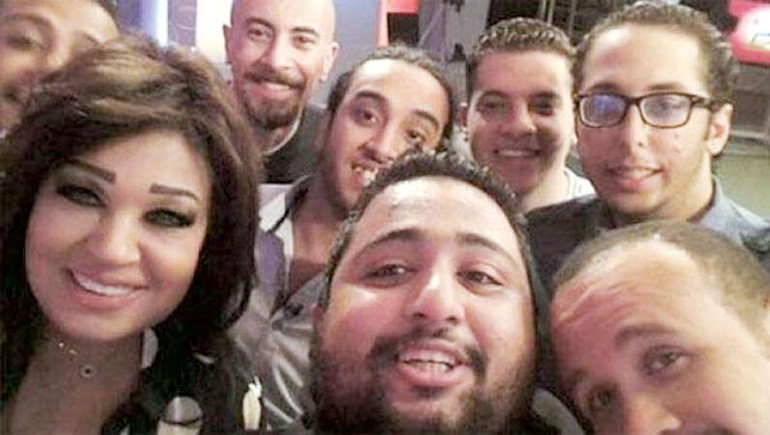 فيفي في صورة سيلفي مع فريق كراكيب﻿