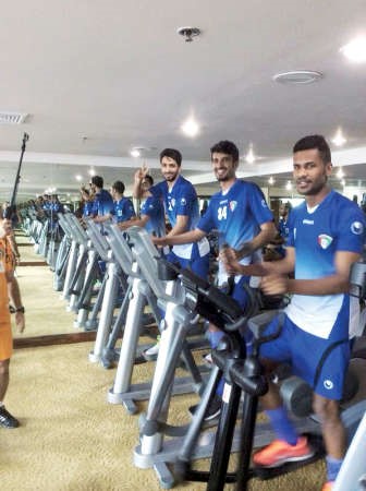 لاعبو الازرق خلال تدريبهم في صالة الفندق﻿