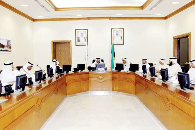 الشيخ احمد المنصور خلال اجتماع لجنة الشباب﻿