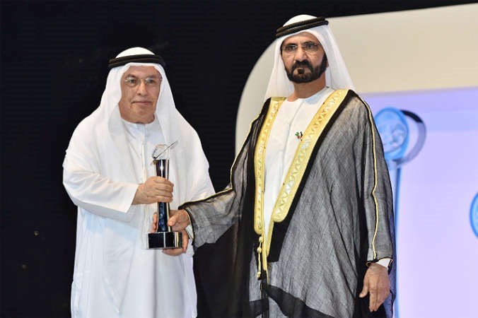 الشيخ محمد بن راشد يسلم جائزة شخصية العام الى ابراهيم العابد﻿