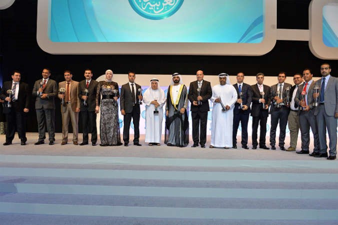 الشيخ محمد بن راشد في صورة تذكارية مع الفائزين بجوائز الصحافة العربية﻿