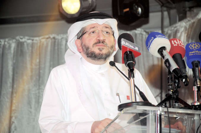 عبدالعزيز فخرو متحدثا خلال الحفل