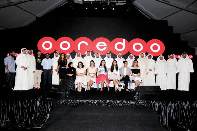 فخرو يتوسط الاعلاميين والنشطاء في مواقع التواصل الاجتماعي المكرمين من قبل Ooredoo