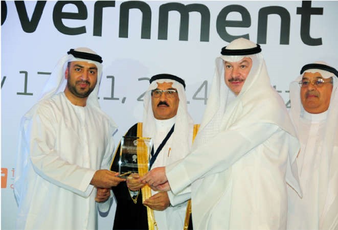 عبداللطيف سريع السريع يتسلم جائزة الجهاز المركزي لتكنولوجيا المعلومات ﻿