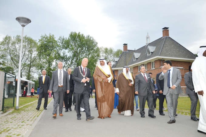 الشيخ صباح الخالد وعمدة مدينة فاسينار يان هوكمه في جولة في المشروع السكني لاعضاء السفارة في هولندا