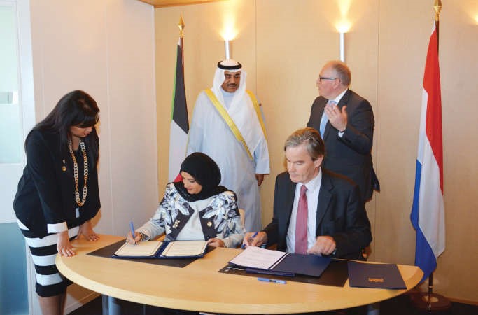 رجاء البصيري والمدير الدولي في وزارة البنية التحتية والبيئة بارت فان بولهويس خلال توقيع الاتفاقية