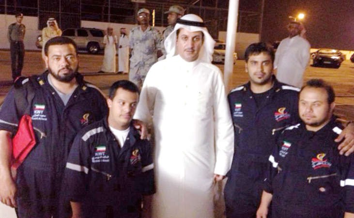 طاقم رحلة الامل لدى وصولهم الى ميناء جازان السعودي لبدء زيارة الى السعودية﻿