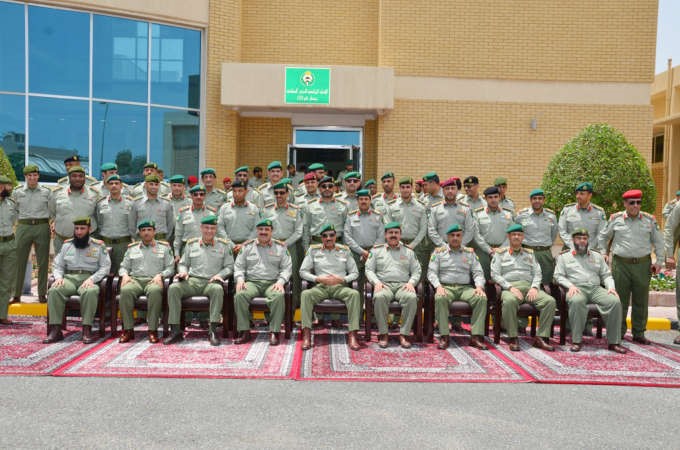 الفريق ناصر الدعي في صورة تذكارية مع الفرق الفائزة﻿