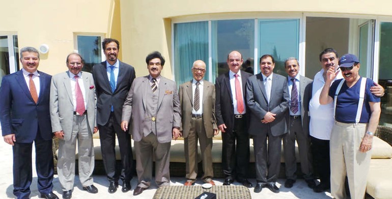 سمو الشيخ ناصر المحمد يتوسط فهد المعجل والسفير الشيخ علي الخالد والشيخ شملان العبدالعزيز وصلاح المسعد وجورج حلاق وداسماعيل الشطي وفيصل الجوعان واحمد اسماعيل بهبهاني واحمد الجارالله
