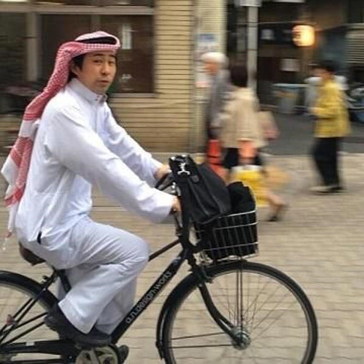 بالفيديو والصور.. ياباني أدمن ارتداء الدشداشة.. وخليجيون يهنئون معرساً تايلندياً على طريقتهم