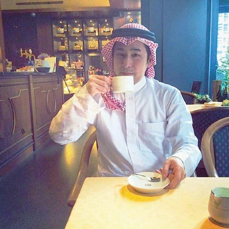 بالفيديو والصور.. ياباني أدمن ارتداء الدشداشة.. وخليجيون يهنئون معرساً تايلندياً على طريقتهم