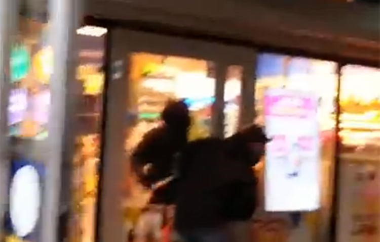 بالفيديو.. شاب عربي «شهم» يحتجز شابا مسلحاً أراد اغتصاب فتاة في محل تجاري بالسويد 