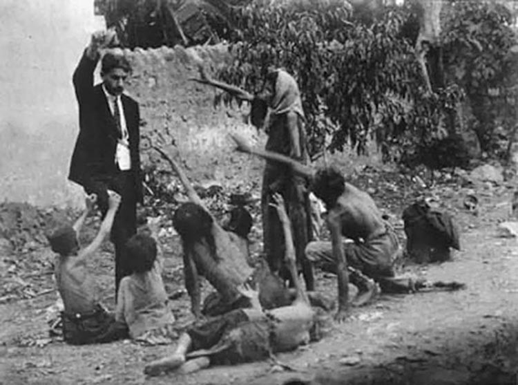 1- الصورة الاولى تظهر شرطيا تركيا يذل الاطفال الارمن مستغلا جوعهم ويلوح لهم بقطعة خبز عام 1915