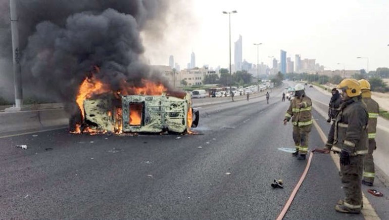  الاصطدام خلف انقلابا واحتراق مركبة 
