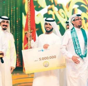 الشاعر محمد المنصوري خلال تكريمه