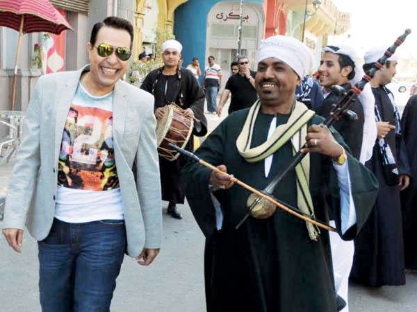 حكيم يصور نجم الشعب مع شباب مصر