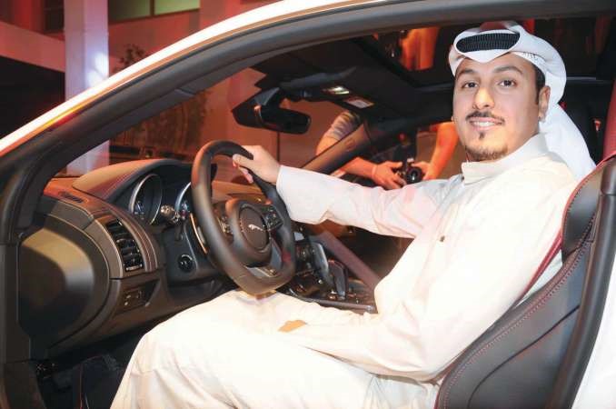 مدير معرض جاكوار عبدالرحمن الزبن يقوم بتجربة السيارة 