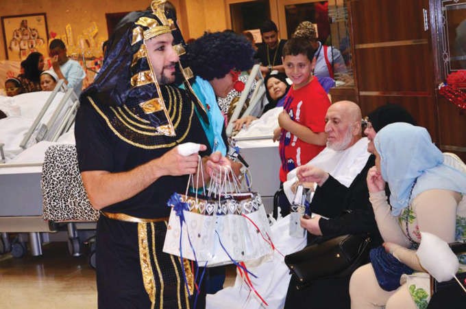 توزيع الهدايا على المرضى