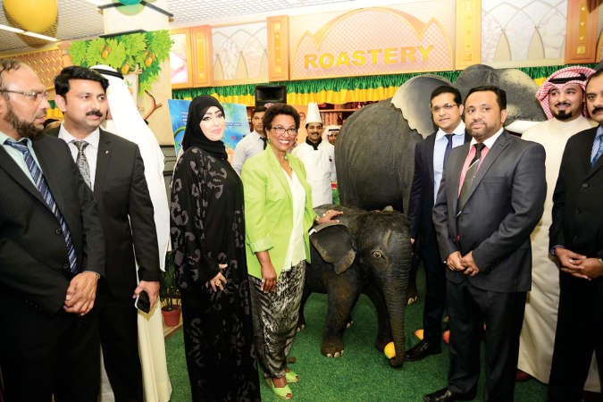  الشيخة نعيمة الاحمد مع اداريي لواندلو هايبر ماركت