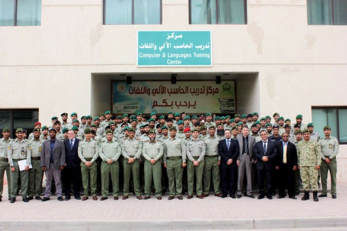 العقيد الركن مفلح عايد متوسطا خريجي الدورات
