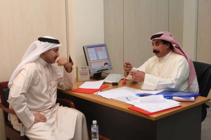 احد المرشحين يدون ترشحه