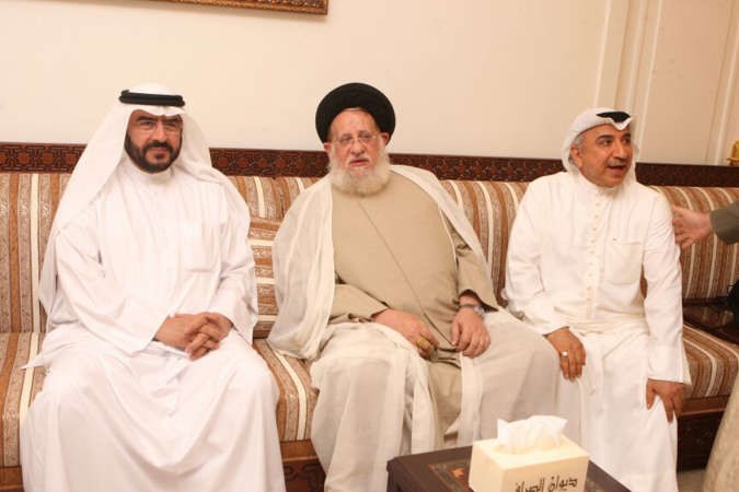 السيد محمد المهري متوسطا النائبين عبدالحميد دشتي وسعدون حماد 
