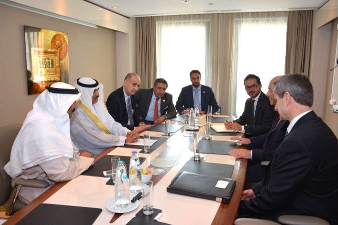 الشيخ صباح الخالد خلال مباحثاته مع عضو مجلس ادارة شركة شل ورئيس اللجنة التنفيذية للاستكشافات البترولية اندرو براون﻿